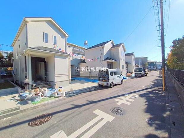 前面道路を含めた現地写真です。