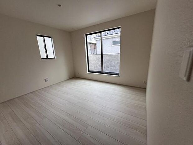 自分好みのアレンジで居心地の良い空間になりそうです洋室は風通しが良く明るく快適な空間ですゆったりと読