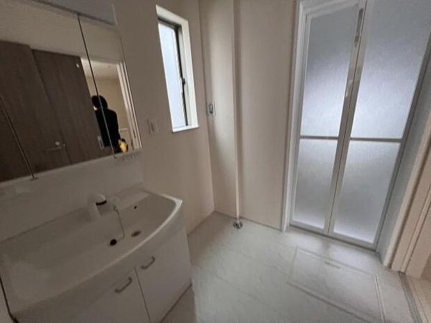 脱衣所は小さなお子様がいるご家庭にも重宝されます。快適で清潔感がある脱衣スペースです。