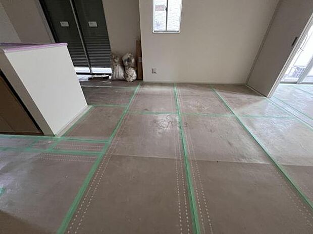 お食事中もキッチンと会話が楽しめるダイニングスペーゆったりとした開放的なダイニングキッチンスペースで