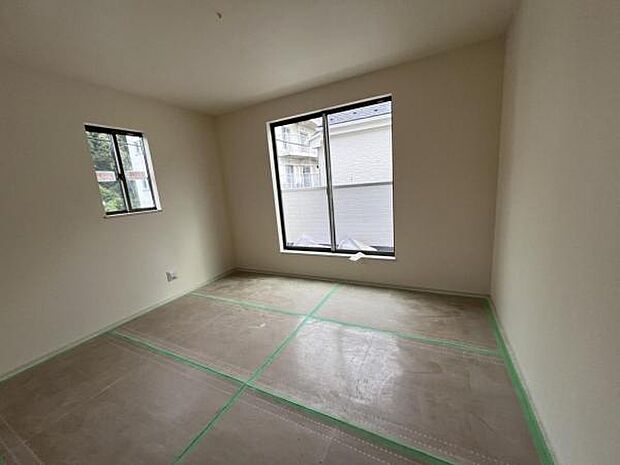 寝室にもご利用いただける居室スペースです明るい広々とした主寝室でご家族ゆっくりお休みになれま