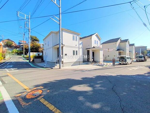 前面道路を含めた現地写真です。