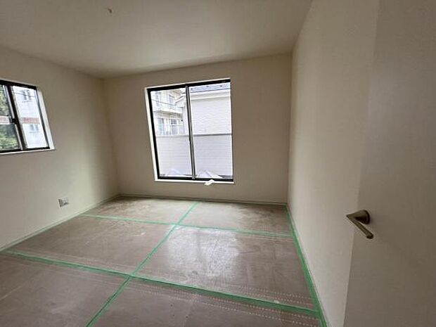 自分好みのアレンジで居心地の良い空間になりそうです洋室は風通しが良く明るく快適な空間ですゆったりと読