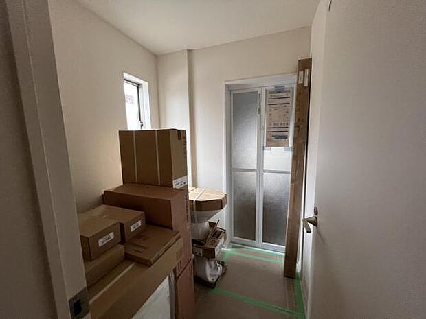 脱衣所は小さなお子様がいるご家庭にも重宝されます。快適で清潔感がある脱衣スペースです。