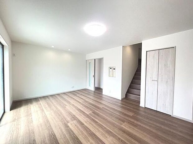 お食事中もキッチンと会話が楽しめるダイニングスペース。