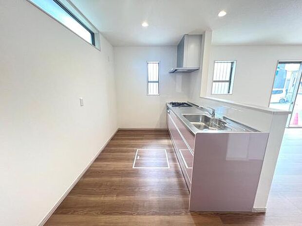 ご家族を見守りながら家事が捗る対面式キッチン。お料理をしながらご家族のサポートも可能です。