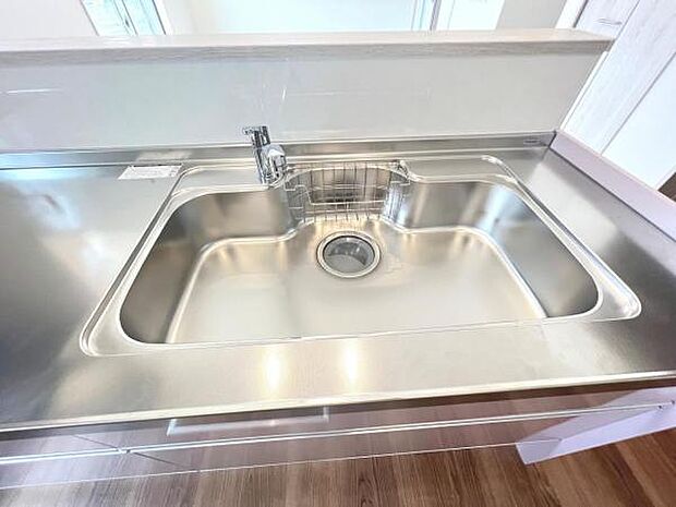 作業スペースが広く家事動線をゆったりと確保できるキッチンです。