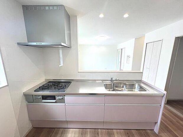 リビングが見渡せ、料理中も会話が弾む対面式キッチンです。