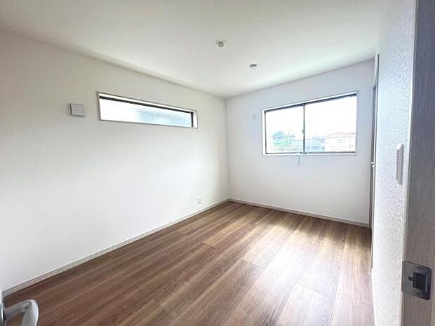 明るい広々とした主寝室でご家族ゆっくりお休みになれますね。