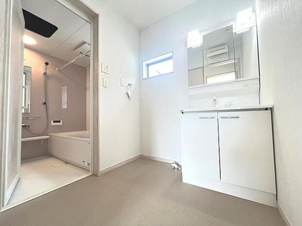 洗面化粧台です。朝の身支度から1日が始まります。