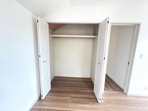 いつでもお部屋をスッキリお使い頂ける収納スペースを設置。