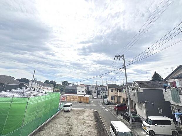 バルコニーからの眺望です。明るい陽射しを浴びながらゆったりと過ごすのも良いですね。