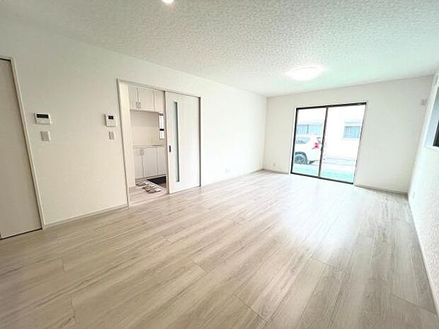 ご家族が集うLDKは約18帖の広さ、団らんの空間です。