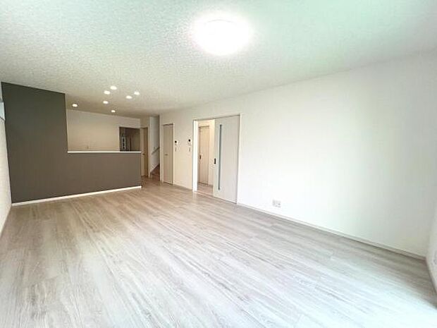 お食事中もキッチンと会話が楽しめるダイニングスペース。