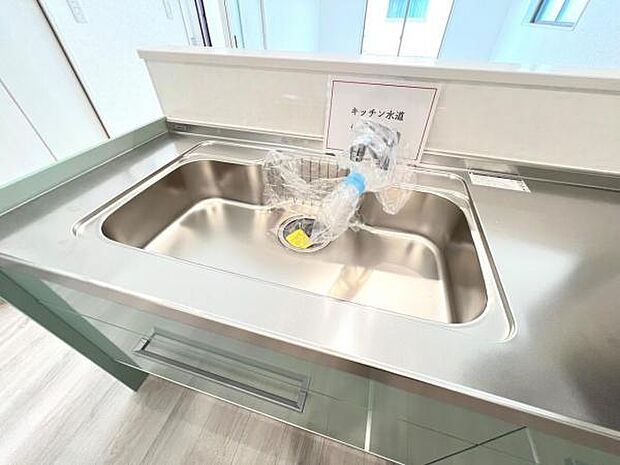 作業スペースが広く家事動線をゆったりと確保できるキッチンです。