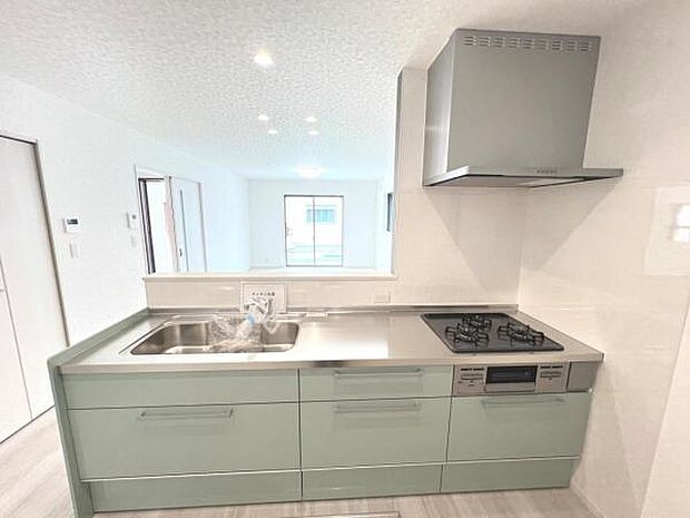 リビングが見渡せ、料理中も会話が弾む対面式キッチンです。