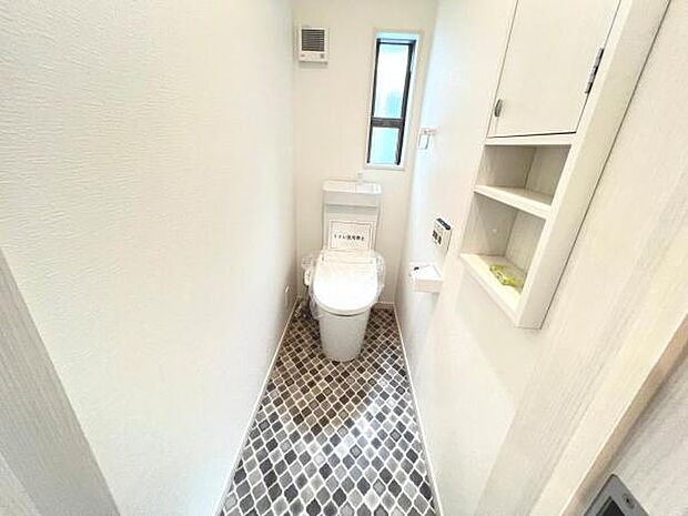 シャワー洗浄機能付のトイレは、清潔感が印象的な空間ですね。