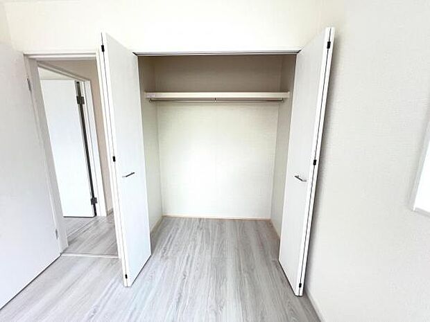 中の物を確認しやすく、取り出しやすい収納スペース。お部屋を広々とお使いいただけます。