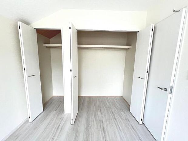 いつでもお部屋をスッキリお使い頂ける収納スペースを設置。