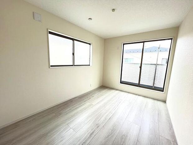 木の温もりが優しいフローリングの収納スペース付き洋室です。