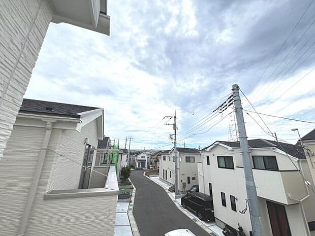 バルコニーからの眺望です。明るい陽射しを浴びながらゆったりと過ごすのも良いですね。