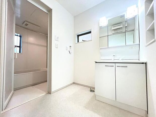 独立洗面台の横にはランドリースペースがございます。