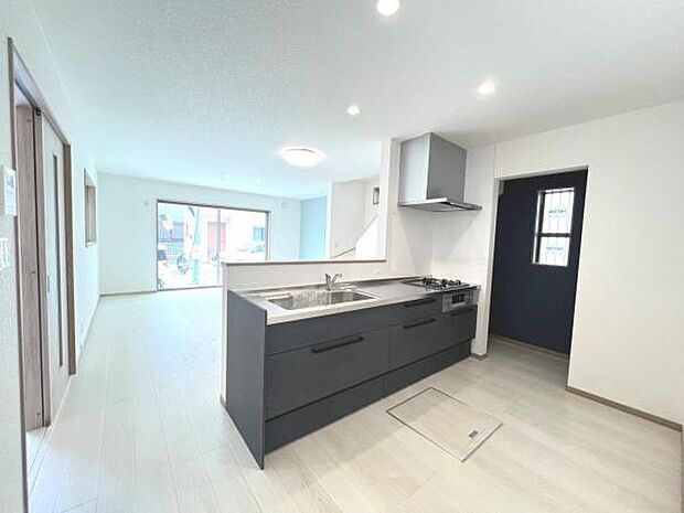 ご家族を見守りながら家事が捗る対面式キッチン。お料理をしながらご家族のサポートも可能です。