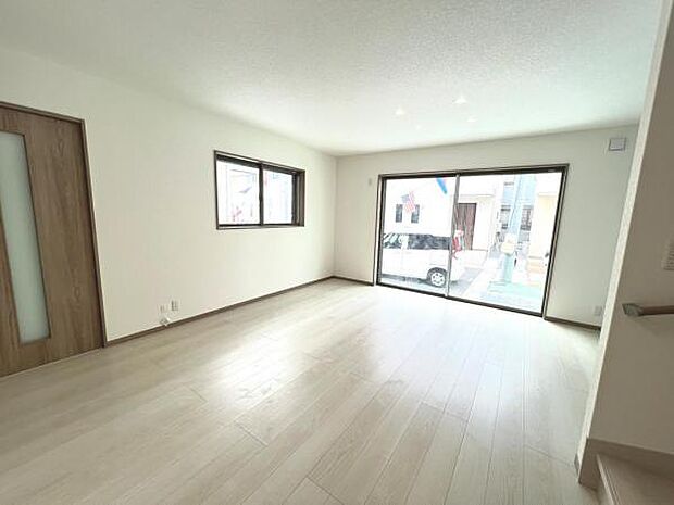 お食事中もキッチンと会話が楽しめるダイニングスペース。