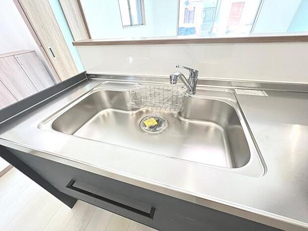 作業スペースが広く家事動線をゆったりと確保できるキッチンです。