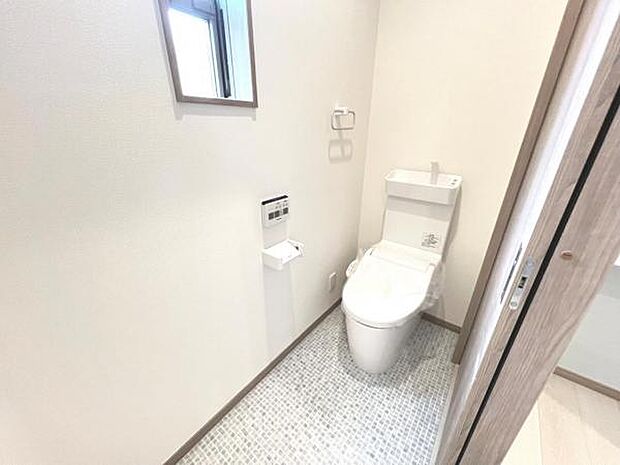 シャワー洗浄機能付のトイレは、清潔感が印象的な空間ですね。