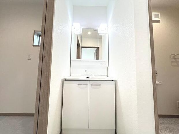 洗面化粧台です。朝の身支度から1日が始まります。