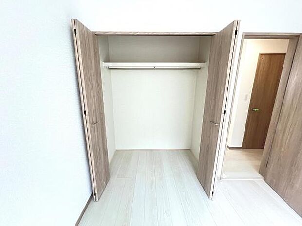 いつでもお部屋をスッキリお使い頂ける収納スペースを設置。