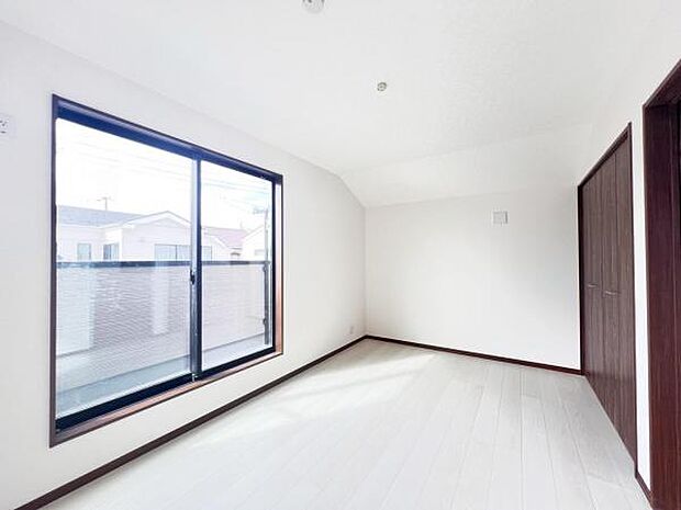 明るい広々とした主寝室でご家族ゆっくりお休みになれますね。