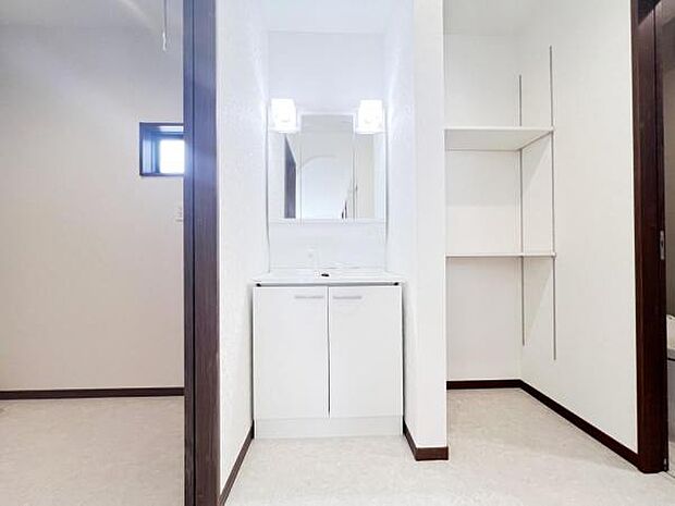 洗面化粧台です。朝の身支度から1日が始まります。