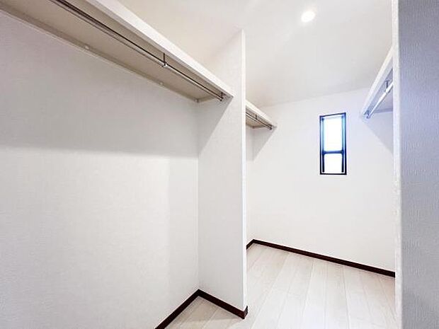 ウォークインクローゼットがあり収納スペースも豊富。季節物もスッキリ片付きそうです。