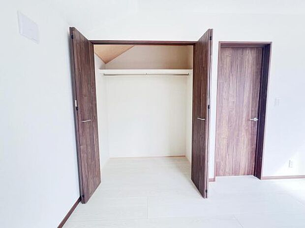 いつでもお部屋をスッキリお使い頂ける収納スペースを設置。