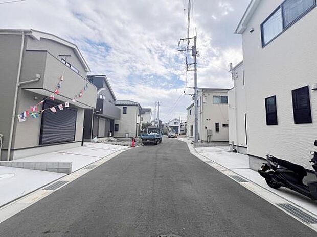 前面道路を含めた現地写真です。