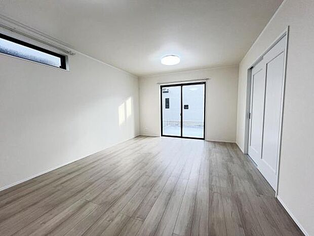 お食事中もキッチンと会話が楽しめるダイニングスペース。