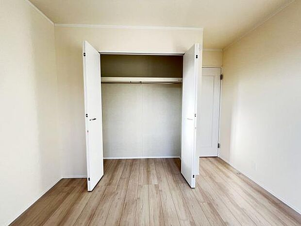 いつでもお部屋をスッキリお使い頂ける収納スペースを設置。