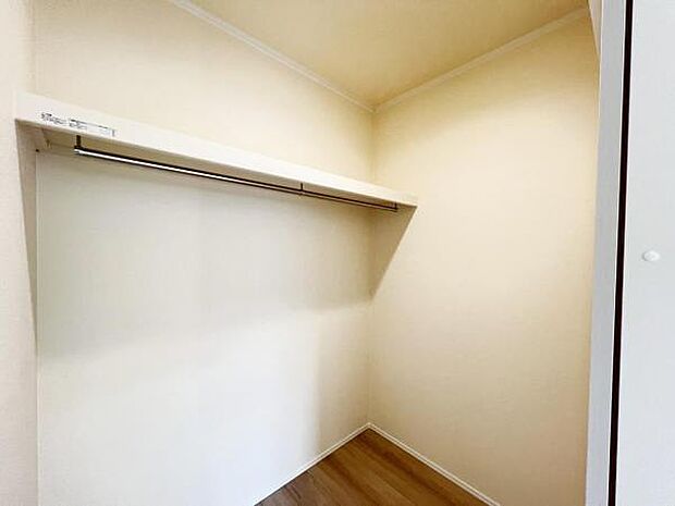 ウォークインクローゼットがあり収納スペースも豊富。季節物もスッキリ片付きそうです。