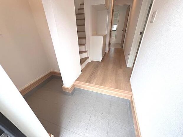 綺麗で明るい玄関でお客様をお迎えいただけます。