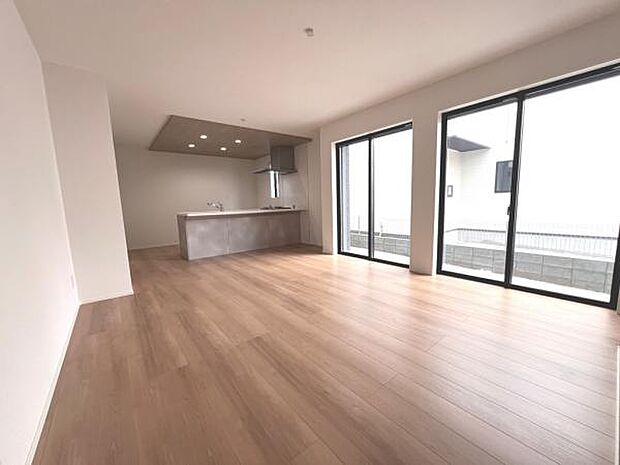 リビングダイニングになります。ご家族そろっての素敵な空間になりそうですね。