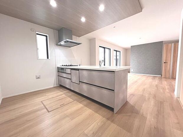 ご家族を見守りながら家事が捗る対面式キッチン。お料理をしながらご家族のサポートも可能です。