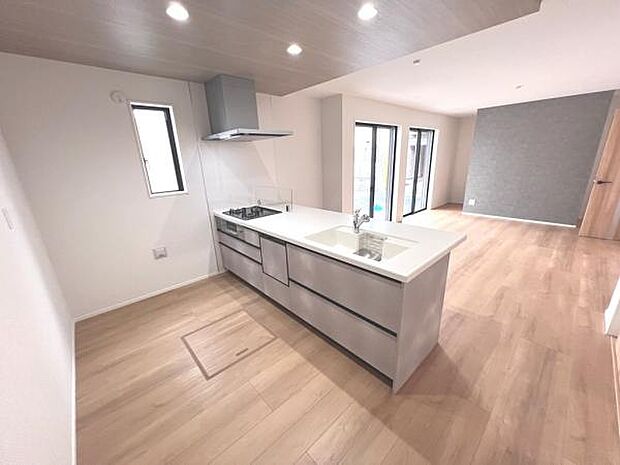 リビングが見渡せ、料理中も会話が弾む対面式キッチンです。