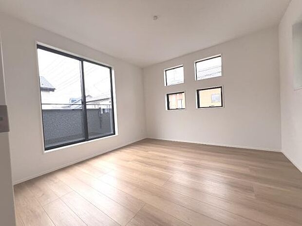 明るい広々とした主寝室でご家族ゆっくりお休みになれますね。