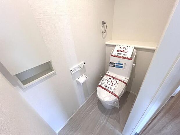 シャワー洗浄機能付のトイレは、清潔感が印象的な空間ですね。