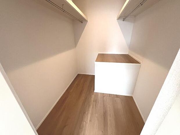 ウォークインクローゼットがあり収納スペースも豊富。季節物もスッキリ片付きそうです。