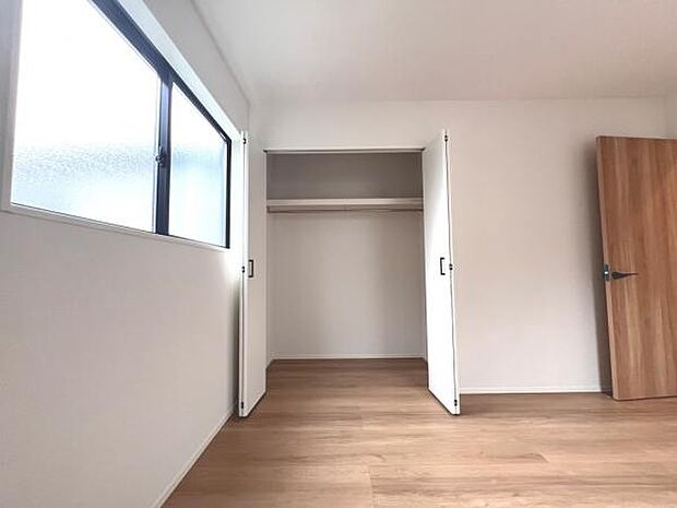 いつでもお部屋をスッキリお使い頂ける収納スペースを設置。