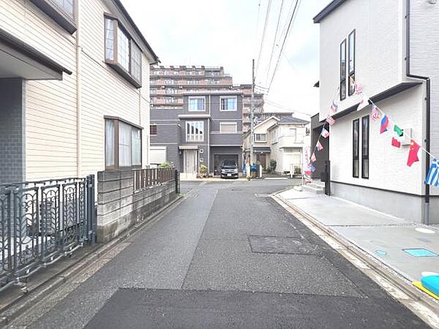 前面道路を含めた現地写真です。ぜひ周辺環境も併せてご覧ください。