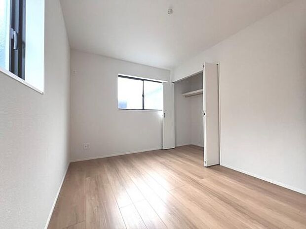 木の温もりが優しいフローリングの収納スペース付き洋室です。